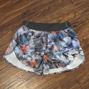 Lululemon Hotty Hot Shorts- 2.5” length - size 4